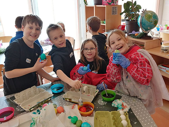 Beim Eierfärben sind viele bunte Ostereier entstanden (Foto: Yvonne Jäger/BRK MB Dürrerweg) Beim Eierfärben sind viele bunte Ostereier entstanden (Foto: Yvonne Jäger/BRK MB Dürrerweg)