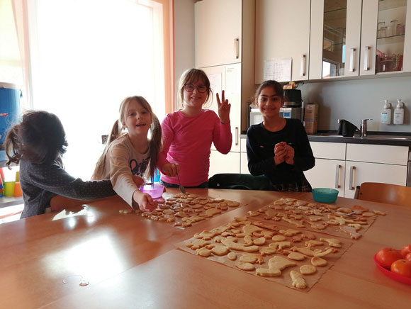 Die Kinder hatten sehr viel Spaß beim Backen der Osterhasen. (Quelle: Yvonne Jäger/BRK MB Dürrerweg) C
