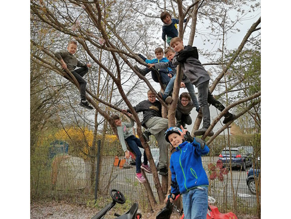 Im Garten der Mittagsbetreuung haben sie die Kinder beim Klettern auf dem Kletterbaum richtig austoben können (Foto: Yvonne Jäger/BRK MB Dürrerweg) Im Garten der Mittagsbetreuung haben sie die Kinder beim Klettern auf dem Kletterbaum richtig austoben können (Foto: Yvonne Jäger/BRK MB Dürrerweg)