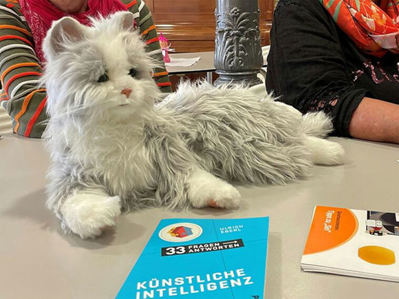 Foto: Peter Schmieder | Haustierroboter wie diese Katze werden als Gefährten eingesetzt, die gerade älteren Menschen gegen das Gefühl von Vereinsamung helfen sollen.