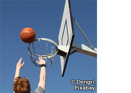 Coca Cola Spendenaktion: Basketball am Straßenfest