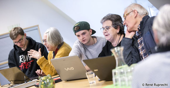 Reger Austausch zwischen den TeilnehmerInnen und den Schülern im Computer-Mittwoch (Foto: René Ruprecht/MGH)