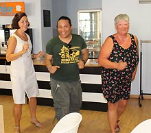 Summer Party im MGH-Sprachcafé: Guillermo Sanchez Cordero bringt Natalia Fedchun (links) und Ingrid Thieler (rechts) im MGH-Sprachcafé Salsa-Schritte bei.
