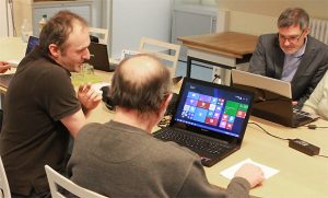 Die verflixte Technik ... Martin Ludwig und Jürgen Gerling vom Computer-Mittwoch helfen gerne.