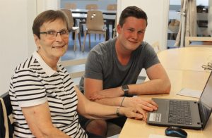 Elijan Fischer und Elke Lindmüller beim Computer-Mittwoch (Foto: Sabine Meißner)