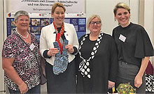 Ministerin Franziska Giffey (2. von links) erhielt am Stand des Haßfurter MGH ein Paar gestrickte Strümpfe „made in Haßfurt“. Mit im Bild von links: Ingrid Thieler, Gudrun Greger und Lisa Geyer. Foto: Sabine Meißner
