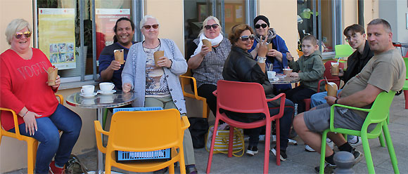 Gemeinsam in der Sonne sitzen ... MGH Sprachcafé (Foto: MGH)