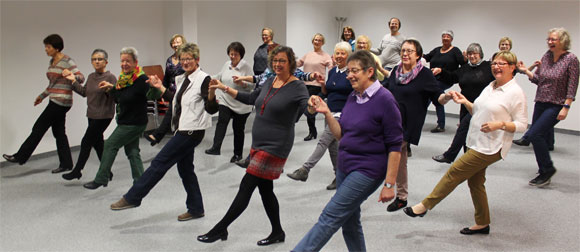 Hartgesotten: Groß war das Interesse an den Angeboten des Mehrgenerationenhauses in Haßfurt. Unser Bild zeigt die Tanzkreisleiterinnen Christine Poepperl (zweite Reihe, rechts) und Christine Pecht (vorne links), die mit dem „TANZ mit – bleib FIT“-Tanzkreis der Generationen und einigen Gästen verschiedene Tänze einstudierten. (Foto: MGH)
