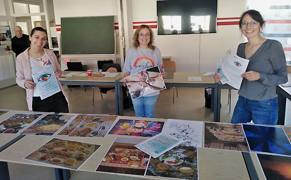 Jana Balling, Siza Zaby und Daniela Schwarz bei der Vorbereitung der interkulturellen Woche 2021, die vom 30. September bis 2. Oktober in der Franz Xaver-Galerie in Ebern stattfindet (Foto: Wolfgang Aull)